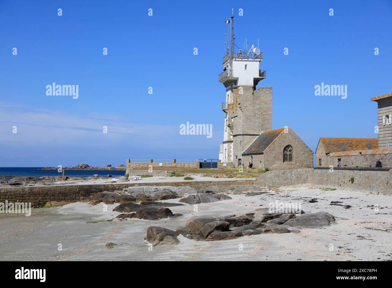 Vieux phare vieille visite à la chapelle Saint-Pierree au Phare d'Eckmuehl ou Phare de Penmarchan de la pointe de Saint-Pierre, Penmarch Banque D'Images