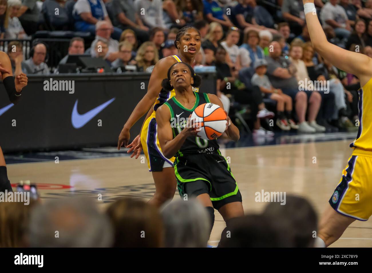 Minneapolis, Minnesota, États-Unis. 14 juin 2024. La garde des Lynx du Minnesota OLIVIA EPOUPA (0) attaque avec le ballon lors d'un match WNBA entre les Lynx du Minnesota et les Sparks de Los Angeles au Target Center le 14 juin 2024. Le Lynx a gagné 81-76. (Crédit image : © Steven Garcia/ZUMA Press Wire) USAGE ÉDITORIAL SEULEMENT! Non destiné à UN USAGE commercial ! Banque D'Images