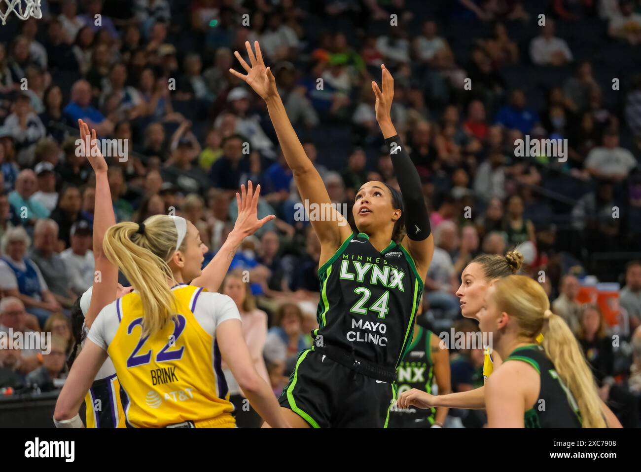 Minneapolis, Minnesota, États-Unis. 14 juin 2024. L’attaquant des Lynx du Minnesota NAPHEESA COLLIER (24) tire pour 2 lors d’un match WNBA entre les Lynx du Minnesota et les Sparks de Los Angeles au Target Center le 14 juin 2024. Le Lynx a gagné 81-76. (Crédit image : © Steven Garcia/ZUMA Press Wire) USAGE ÉDITORIAL SEULEMENT! Non destiné à UN USAGE commercial ! Banque D'Images