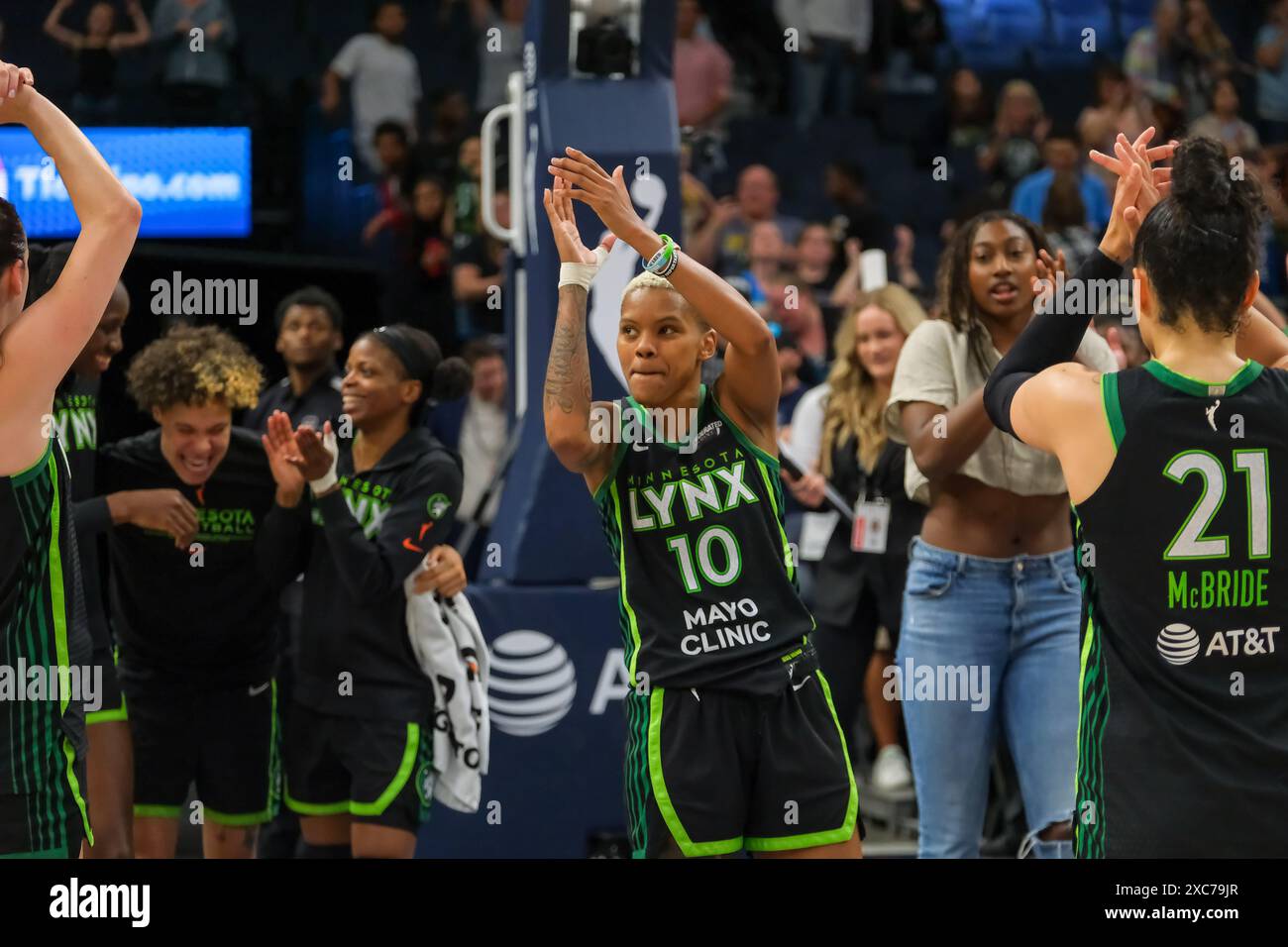 Minneapolis, Minnesota, États-Unis. 14 juin 2024. COURTNEY WILLIAMS (10), garde des Lynx du Minnesota, célèbre après un match WNBA entre les Lynx du Minnesota et les Sparks de Los Angeles au Target Center le 14 juin 2024. Le Lynx a gagné 81-76. (Crédit image : © Steven Garcia/ZUMA Press Wire) USAGE ÉDITORIAL SEULEMENT! Non destiné à UN USAGE commercial ! Banque D'Images