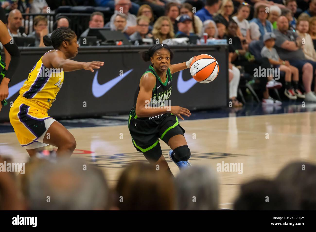 Minneapolis, Minnesota, États-Unis. 14 juin 2024. La garde des Lynx du Minnesota OLIVIA EPOUPA (0) attaque avec le ballon lors d'un match WNBA entre les Lynx du Minnesota et les Sparks de Los Angeles au Target Center le 14 juin 2024. Le Lynx a gagné 81-76. (Crédit image : © Steven Garcia/ZUMA Press Wire) USAGE ÉDITORIAL SEULEMENT! Non destiné à UN USAGE commercial ! Banque D'Images