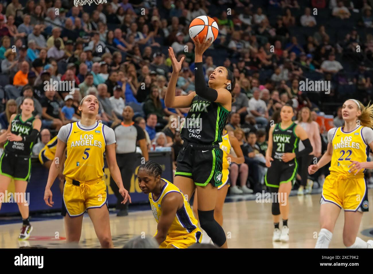Minneapolis, Minnesota, États-Unis. 14 juin 2024. L’attaquant des Lynx du Minnesota NAPHEESA COLLIER (24) tire pour 2 lors d’un match WNBA entre les Lynx du Minnesota et les Sparks de Los Angeles au Target Center le 14 juin 2024. Le Lynx a gagné 81-76. (Crédit image : © Steven Garcia/ZUMA Press Wire) USAGE ÉDITORIAL SEULEMENT! Non destiné à UN USAGE commercial ! Banque D'Images