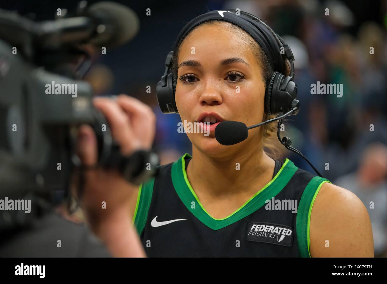 Minneapolis, Minnesota, États-Unis. 14 juin 2024. L’attaquant NAPHEESA COLLIER (24) des Lynx du Minnesota a interviewé après un match WNBA entre les Lynx du Minnesota et les Sparks de Los Angeles au Target Center le 14 juin 2024. Le Lynx a gagné 81-76. (Crédit image : © Steven Garcia/ZUMA Press Wire) USAGE ÉDITORIAL SEULEMENT! Non destiné à UN USAGE commercial ! Banque D'Images
