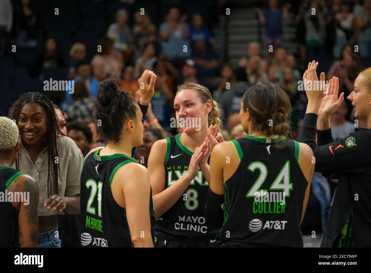 Minneapolis, Minnesota, États-Unis. 14 juin 2024. L’attaquante des Lynx du Minnesota, ALANNA SMITH (8), célèbre avec ses coéquipiers après un match WNBA entre les Lynx du Minnesota et les Sparks de Los Angeles au Target Center le 14 juin 2024. Le Lynx a gagné 81-76. (Crédit image : © Steven Garcia/ZUMA Press Wire) USAGE ÉDITORIAL SEULEMENT! Non destiné à UN USAGE commercial ! Banque D'Images