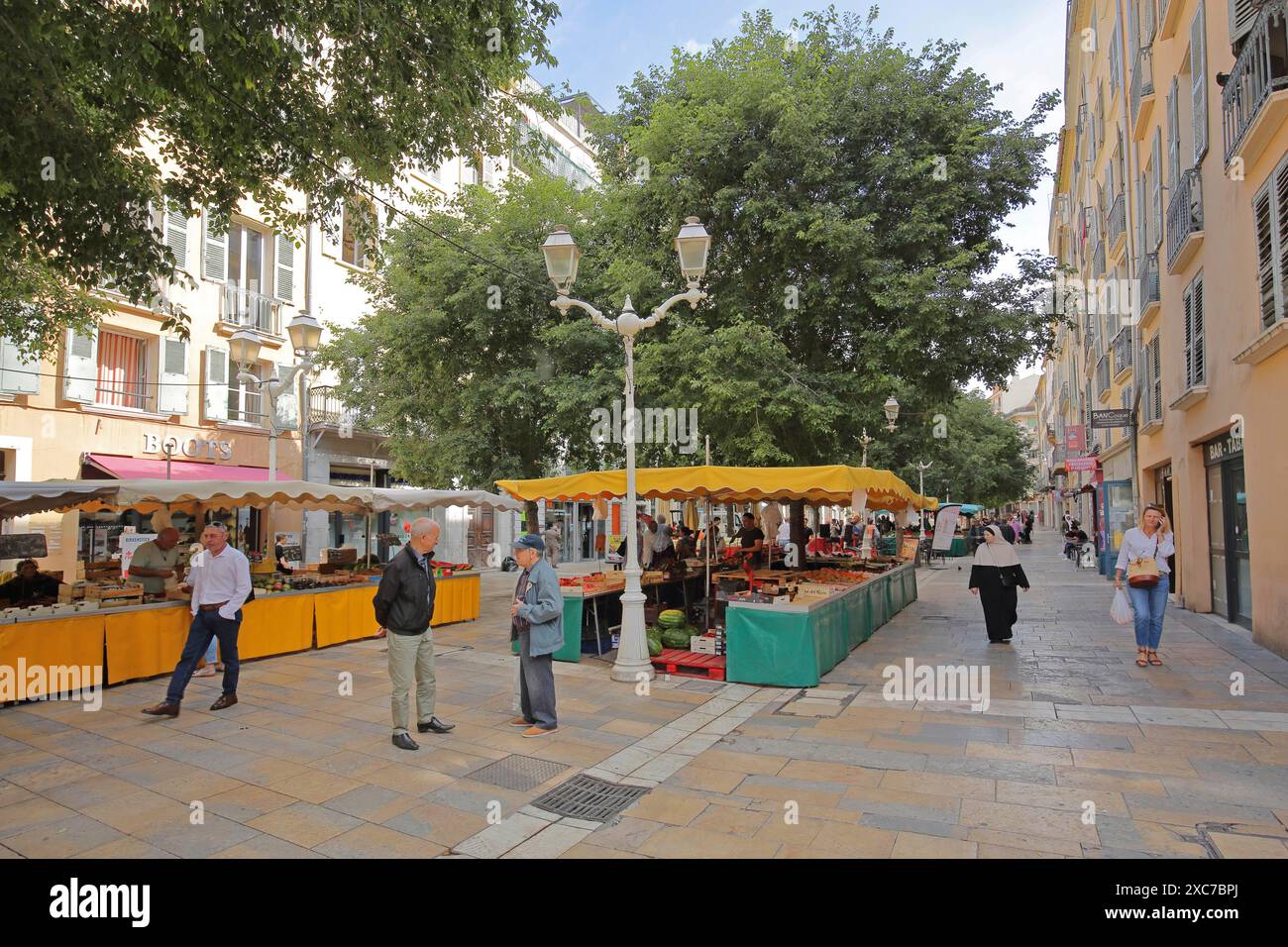 Rue commerçante cours Lafayette, étals de marché, shopping, marché, gens qui parlent, conversation, communication, parler, Toulon, Var, Provence, France Banque D'Images