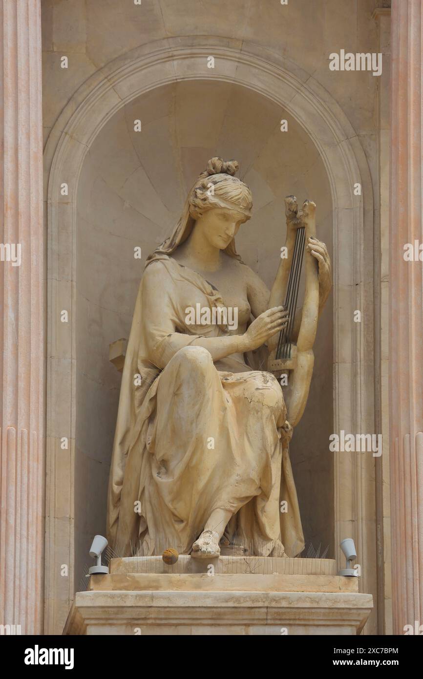 Sculpture avec lyre à l'opéra construit en 1862, femme, assise, lyre, instrument de musique, instrument à cordes, instrument pincé, jouer de la musique Banque D'Images