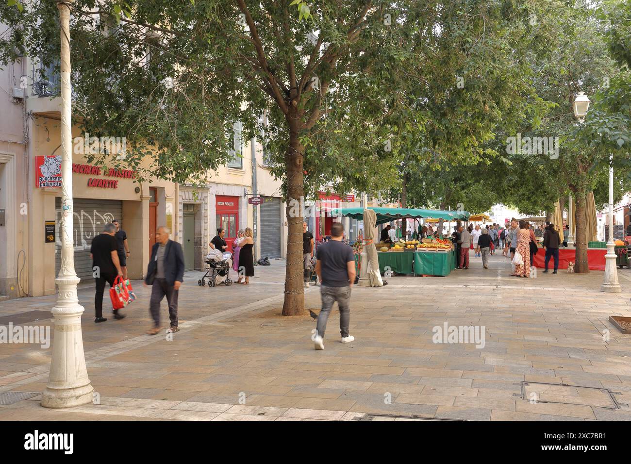 Rue commerçante cours Lafayette, étals de marché, shopping, marché, gens, touristes, Toulon, Var, Provence, France Banque D'Images