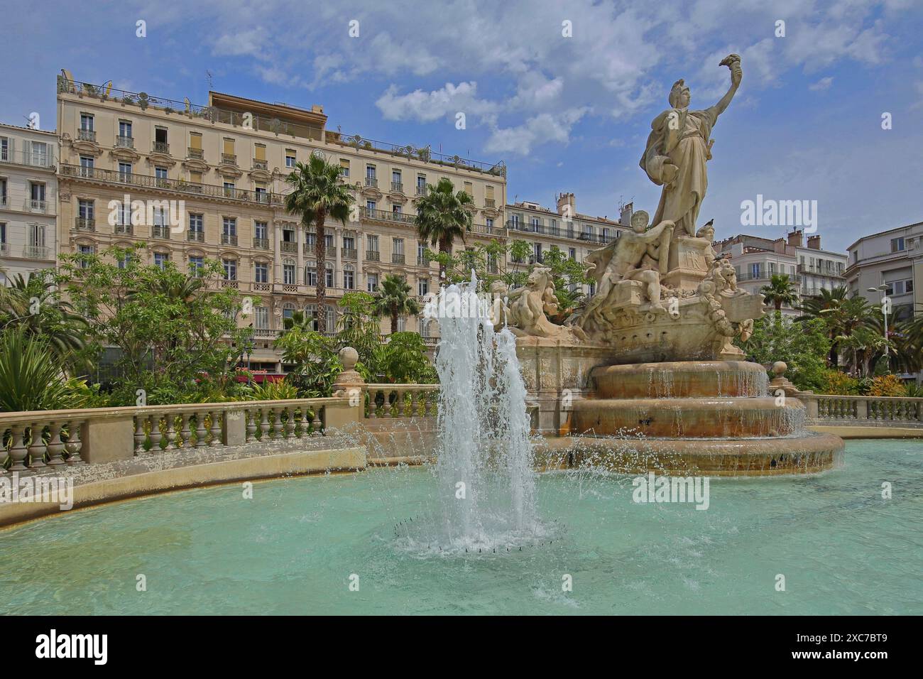 Fontaine de la Fédération construite en 1890, palmiers et Grand Hôtel, sculpture, fontaine, fontaine, bassin d'eau, Liberty Square, Fédération, place Banque D'Images