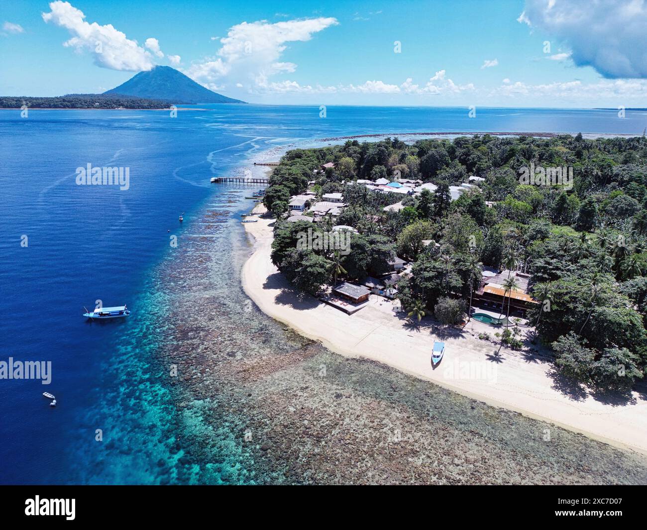 Indonésie Bunaken - Drone vue Siladen Island avec récif corallien Banque D'Images