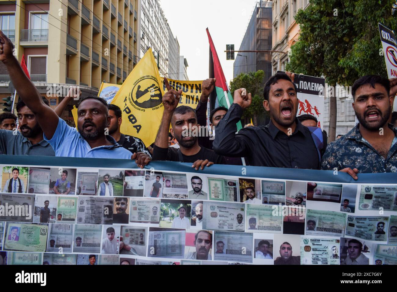 Athènes, Grèce. 14 juin 2024. Des survivants pakistanais crient des slogans tenant une banderole avec des photos de victimes lors d'une manifestation pour marquer un an après l'une des pires tragédies de bateaux de migrants. Les agences des Nations Unies pour les réfugiés et les migrations critiquent l'incapacité de la Grèce à faire la lumière sur le naufrage de migrants. Le 14 juin 2023, l'Adriana, un bateau rouillé transportant clandestinement jusqu'à 750 migrants de Libye vers l'Italie, a coulé, tuant des centaines de personnes en présence des garde-côtes helléniques. Crédit : Dimitris Aspiotis/Alamy Live News Banque D'Images