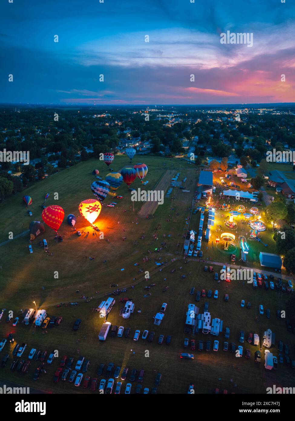 Monroe, Wisconsin, États-Unis. 15 juin 2024. Une photo prise par drone du Monroe Balloon and Blues Festival montre la LUEUR très attendue DU BALLON sur le terrain du Green County Fairgrounds à Monroe, Wisconsin. (Crédit image : © Ross Harried/ZUMA Press Wire) USAGE ÉDITORIAL SEULEMENT! Non destiné à UN USAGE commercial ! Banque D'Images