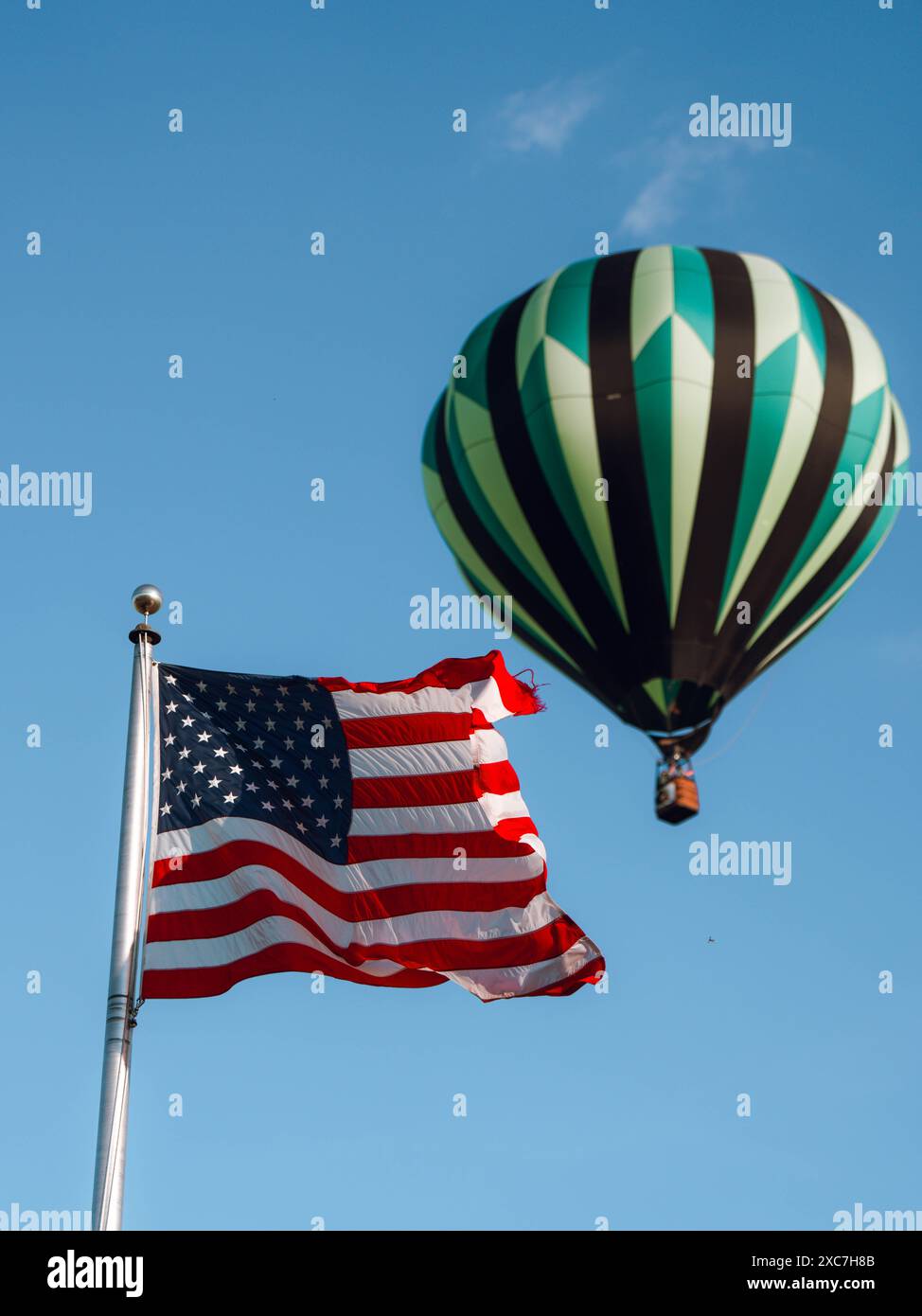 Monroe, Wisconsin, États-Unis. 14 juin 2024. Une montgolfière décolle du parc d'expositions Green County à Monroe, Wisconsin, lors du Monroe ballon and Blues Fest annuel. (Crédit image : © Ross Harried/ZUMA Press Wire) USAGE ÉDITORIAL SEULEMENT! Non destiné à UN USAGE commercial ! Banque D'Images