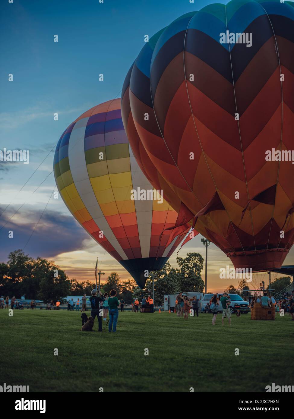 Monroe, Wisconsin, États-Unis. 14 juin 2024. Les spectateurs regardent depuis l'intérieur du champ de foire du comté de Green à Monroe, Wisconsin, tandis que les montgolfières remplissent leurs enveloppes d'air chaud. (Crédit image : © Ross Harried/ZUMA Press Wire) USAGE ÉDITORIAL SEULEMENT! Non destiné à UN USAGE commercial ! Banque D'Images