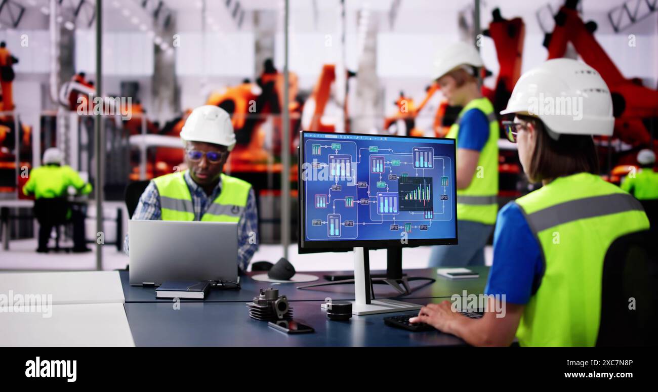 Ingénieur utilisant l'ordinateur dans l'usine d'assemblage de voiture électrique Banque D'Images