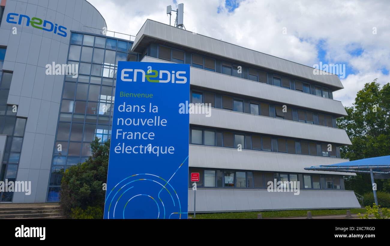 Bordeaux , France - 06 06 2024 bâtiment Enedis logo edf marque et signe texte sur panneau bleu de la société française de distribution d'électricité Banque D'Images Bordeaux , France - 06 06 2024 bâtiment Enedis logo edf marque et signe texte sur panneau bleu de la société française de distribution d'électricité Banque D'Images