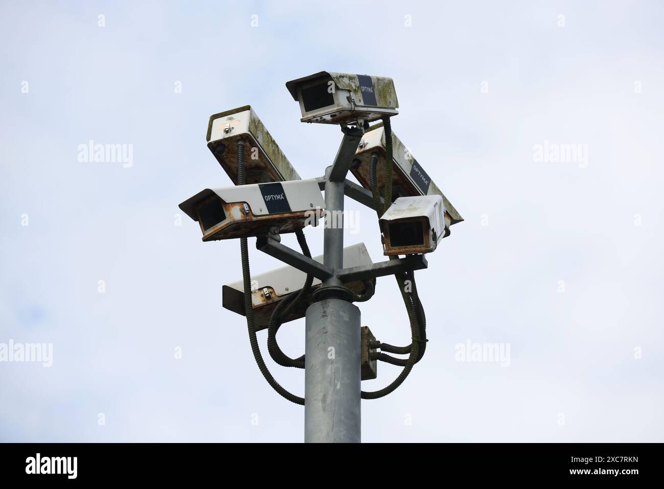 Vues générales de nombreuses caméras CCTV sur un poteau dans une gare de Hastings, Royaume-Uni. Banque D'Images