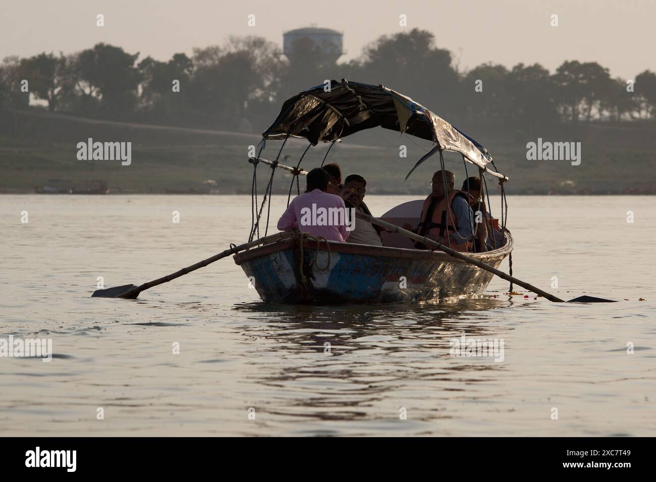 Allahabad (Prayagraj), Inde : bateaux pèlerins au coucher du soleil. C'est là que les deux célèbres rivières Gange et Yamuna coulent ensemble vers Sarasvati Banque D'Images