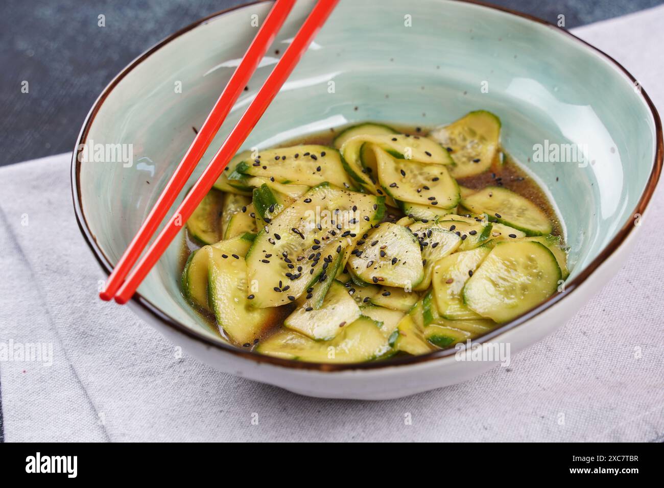 Sunomono, salade japonaise de concombre, tranches de concombres avec sauce soja, vinaigre de riz, huile de sésame et sucre Banque D'Images