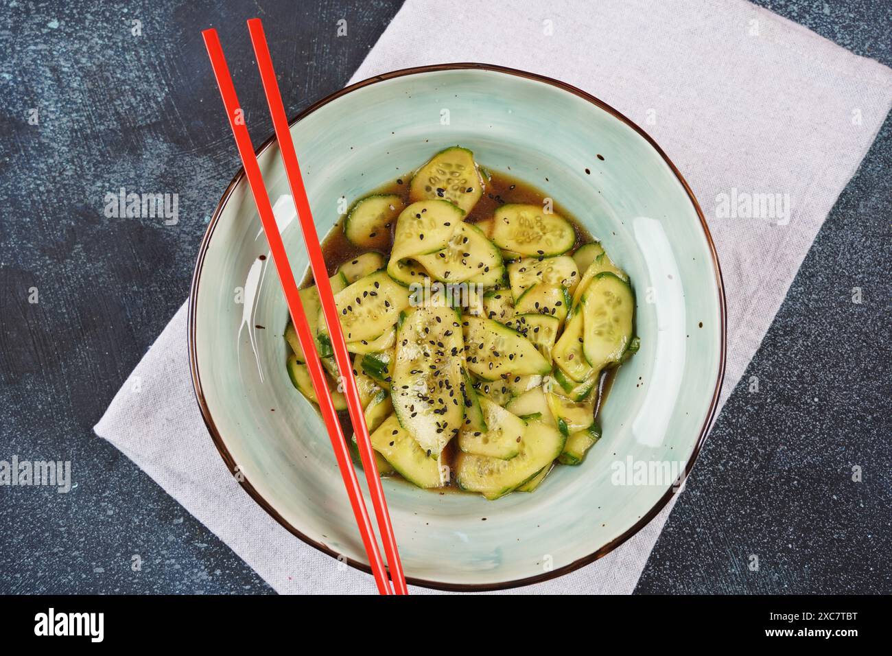 Sunomono, salade japonaise de concombre, tranches de concombres avec sauce soja, vinaigre de riz, huile de sésame et sucre Banque D'Images