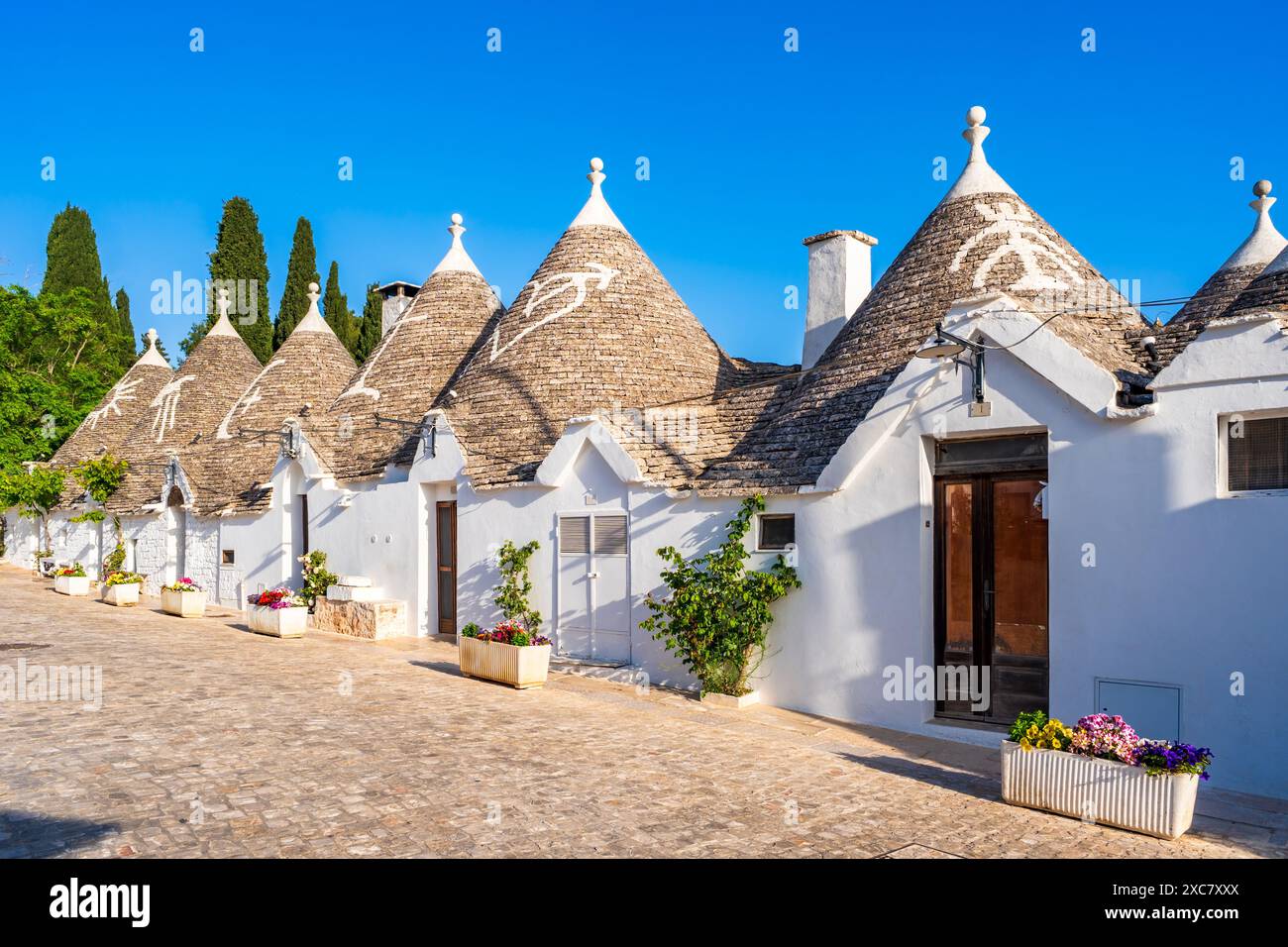 Célèbres vieilles maisons historiques de trulli en pierre sèche avec des toits coniques à Alberobello, Italie. Banque D'Images