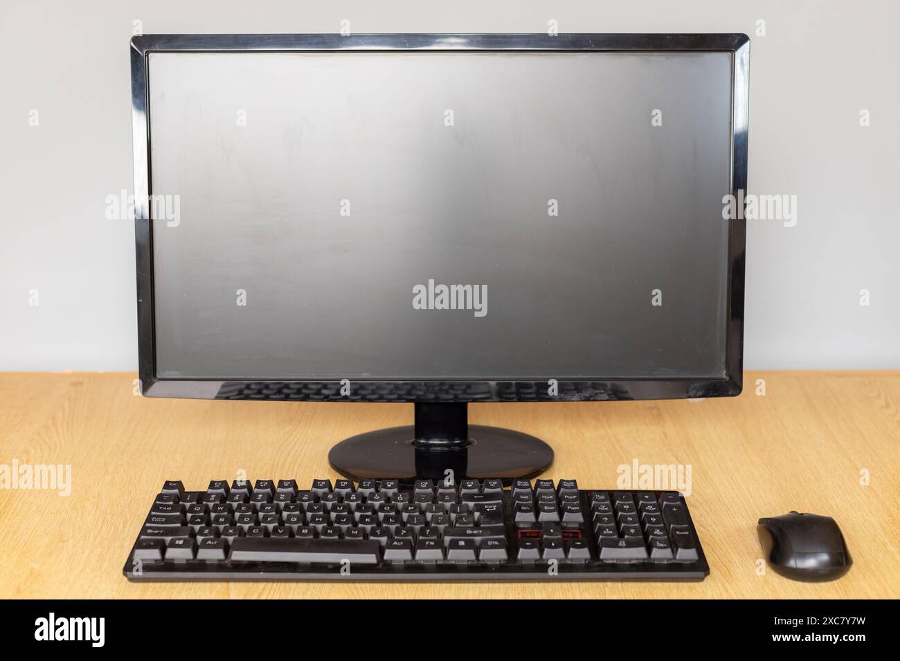 Vue avant d'une configuration moderne d'ordinateur de bureau avec moniteur, clavier et souris sur un bureau. Banque D'Images