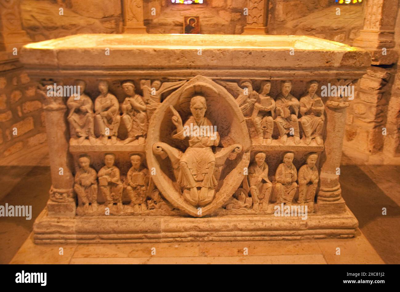 Sculpté, autel, église notre Dame d'Avenas ; Avenas, Rhône ; Auvergne-Rhône-Alpes ; Rhône. Douze apôtres ; Christ enseignant ; Romanesque Banque D'Images
