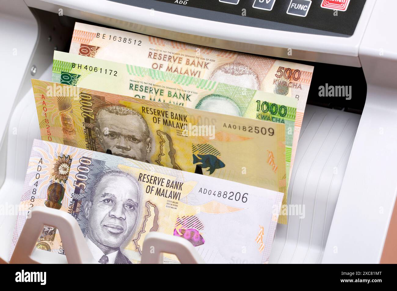 Argent malawien - kwacha dans une machine à compter Banque D'Images