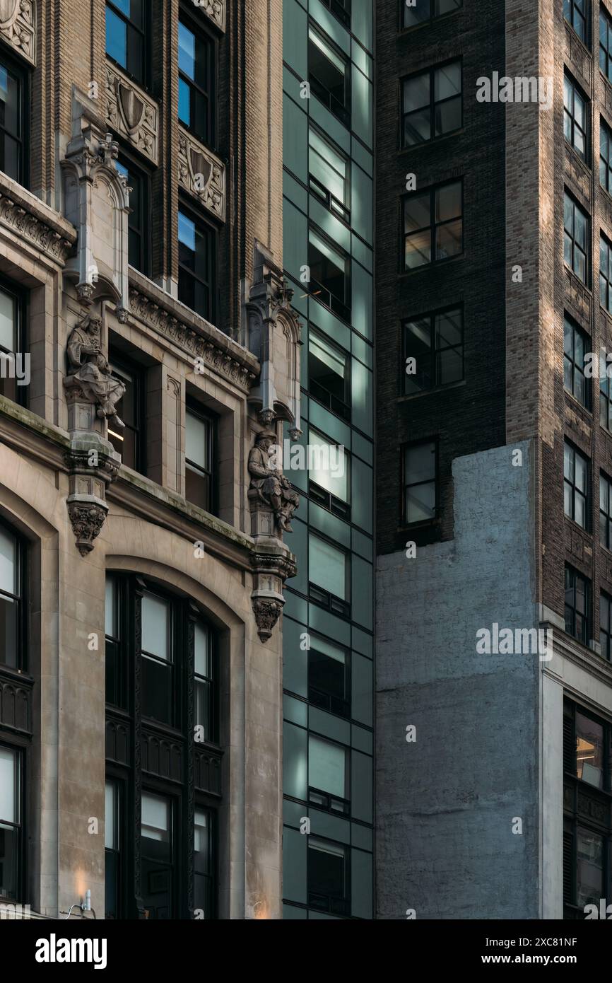 Architecture historique de New York avec façades complexes et bâtiments modernes Banque D'Images