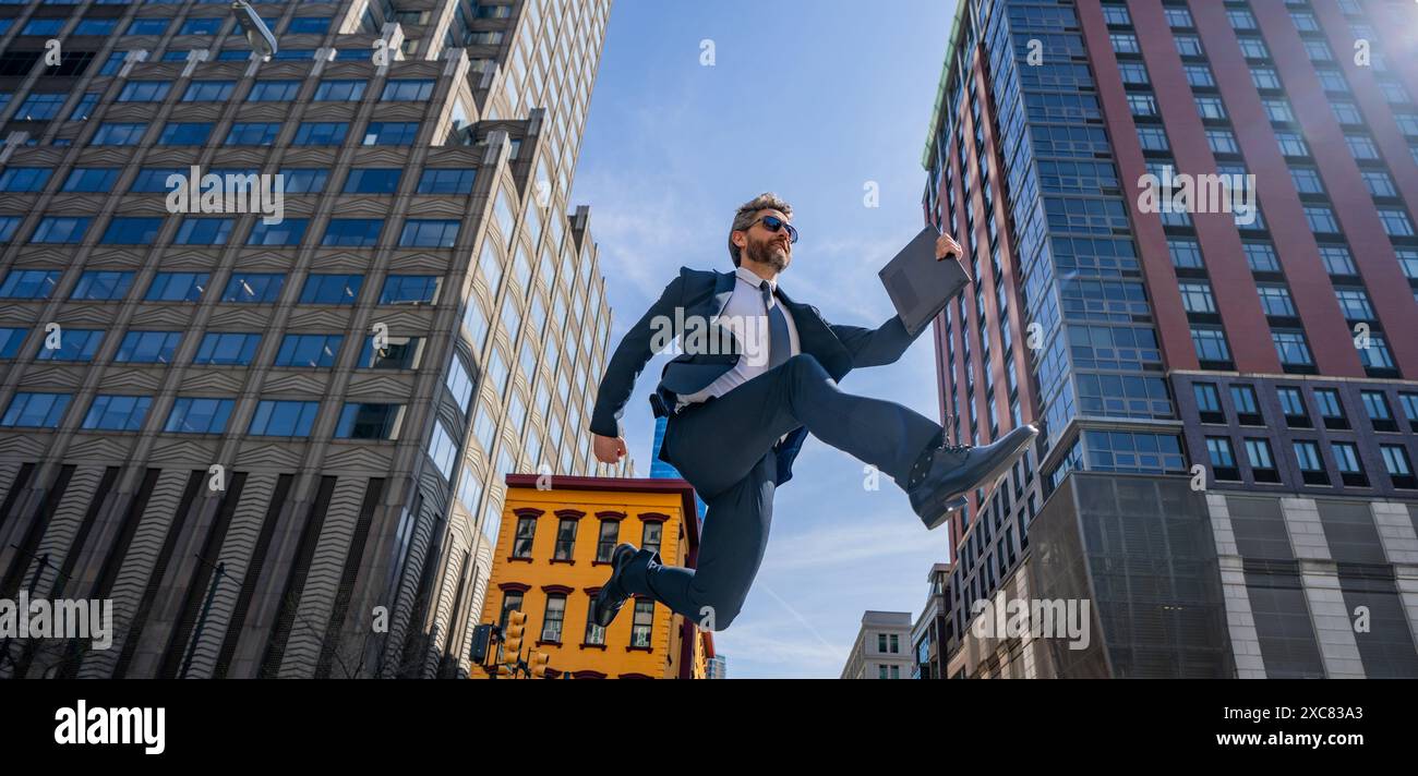 Homme d'affaires sautant dans la rue. Saut suivant et étapes. Concept d'ambitions commerciales. Stratégie de réussite de l'entreprise. Développement de la croissance créative Banque D'Images