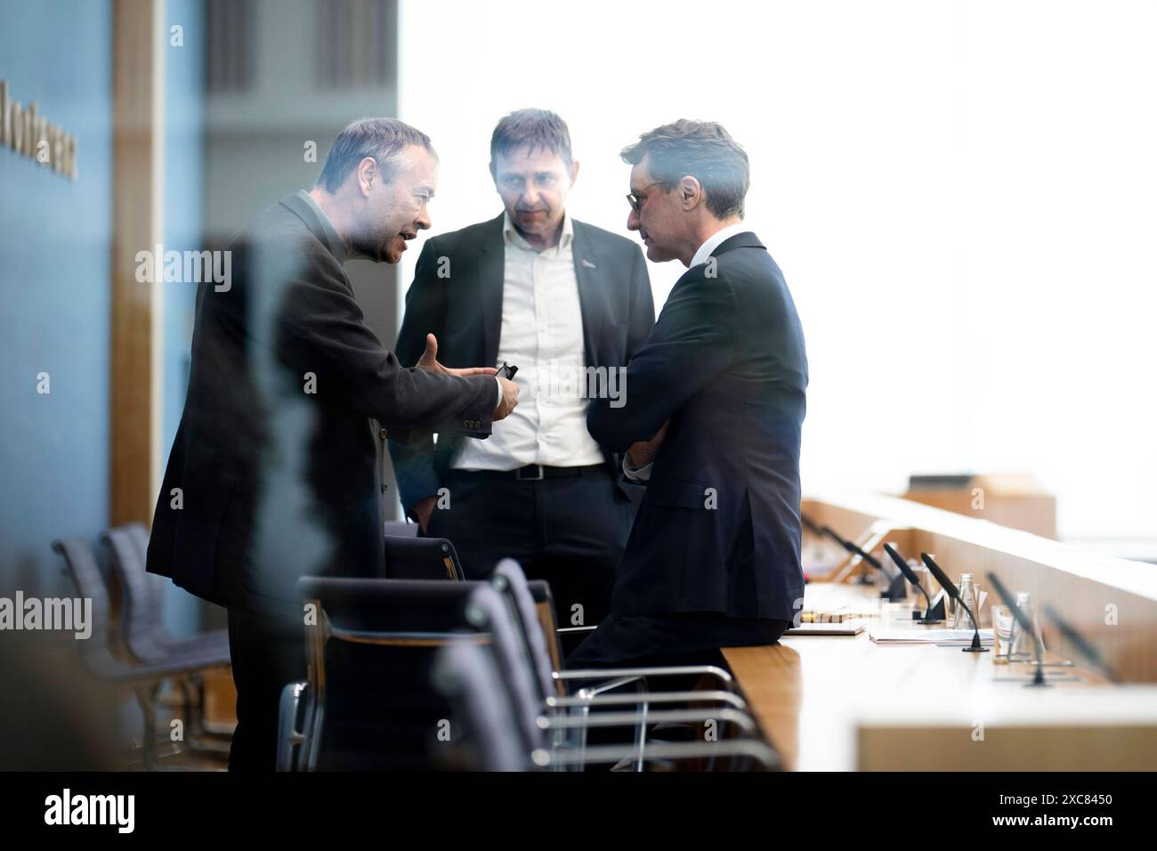 Hendrik Wuest, Kinderreport 2024 DEU, Deutschland, Allemagne, Berlin, 14.06.2024 Thomas Krueger Krüger , Praesident Bundeszentrale fuer politische Bildung, Holger Hofmann , Bundesgeschaeftsfuehrer Deutsches Kinderhilfswerk , und Hendrik Wuest Wüst , Ministerpraesident Nordrhein-Westfalen NRW CDU v.l.n.r.r. waehrend der Bundespressekonferenz zum Thema Kinderreport 2024 Demokratieerzieg en Deutschland: Thomas Krüger Krueger , président de l'Agence fédérale pour l'éducation civique , Holger Hofmann , directeur général fédéral de Deutsches Kinderhilfswerk , et Hendrik Wuest Wüst , ministre P. Banque D'Images