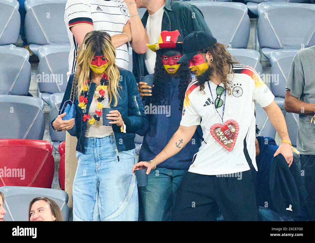 Heidi Klum (GNTM) avec son mari Tom Kaulitz et quatre enfants Lou (à côté d'elle), Johan, Henry et Leni avec son petit ami Aris Rachevsky dans le match de la phase de groupes ALLEMAGNE - ÉCOSSE 5-1 des Championnats d'Europe de l'UEFA 2024 le 14 juin 2024 à Munich, Allemagne. Photographe : ddp images/STAR-images crédit : ddp Media GmbH/Alamy Live News Banque D'Images