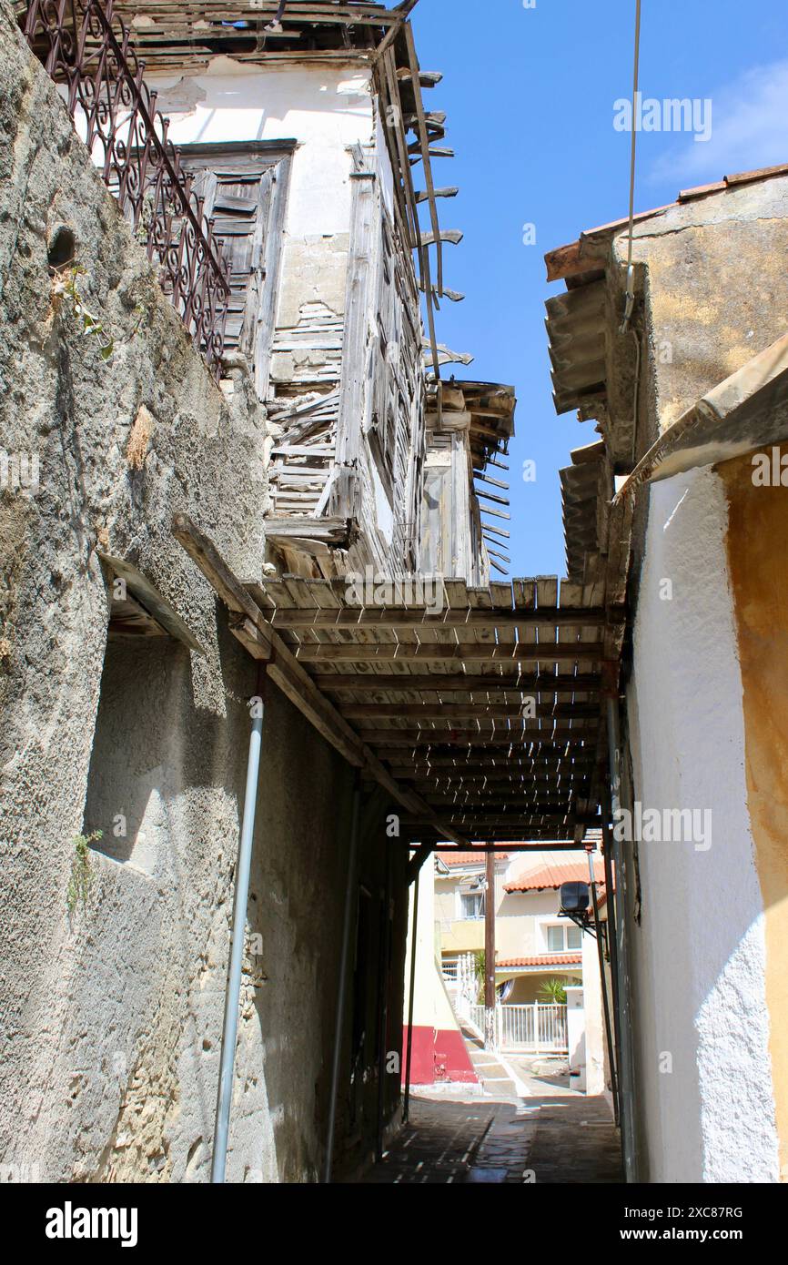 Le village de Mitilinii est situé au centre de l'île de Samos sur les contreforts orientaux de la montagne d'Ambelos - bâtiment délabré Banque D'Images