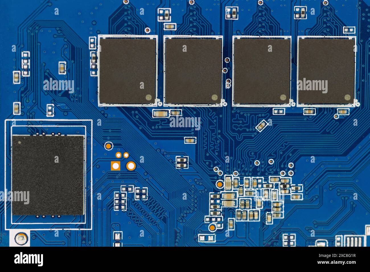 Gros plan sur les composants bleus de la carte de circuit imprimé Banque D'Images