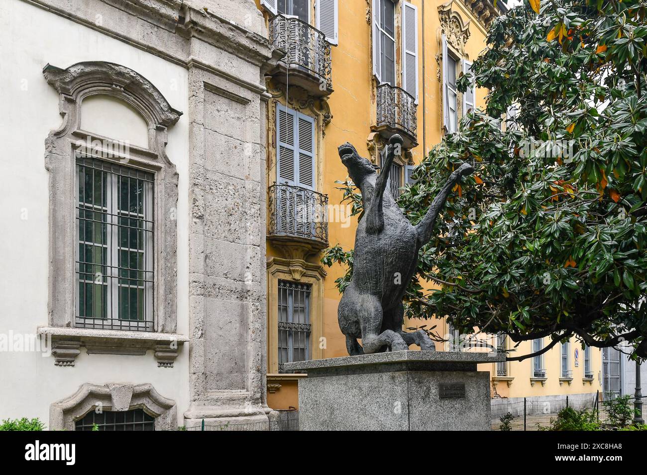 Sculpture en bronze 'Big Soaring Horse' par Aligi Sassu, devant la maison où l'artiste a vécu longtemps dans le quartier de Brera, Milan, Italie Banque D'Images