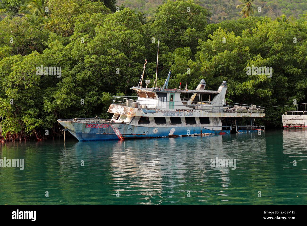 Bateau abandonné, Marigot Bay, Sainte-Lucie Banque D'Images