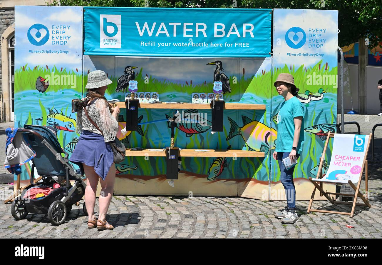 Bar à eau, remplir la bouteille d'eau potable gratuitement au festival avec le stand Bristol Water Company Banque D'Images