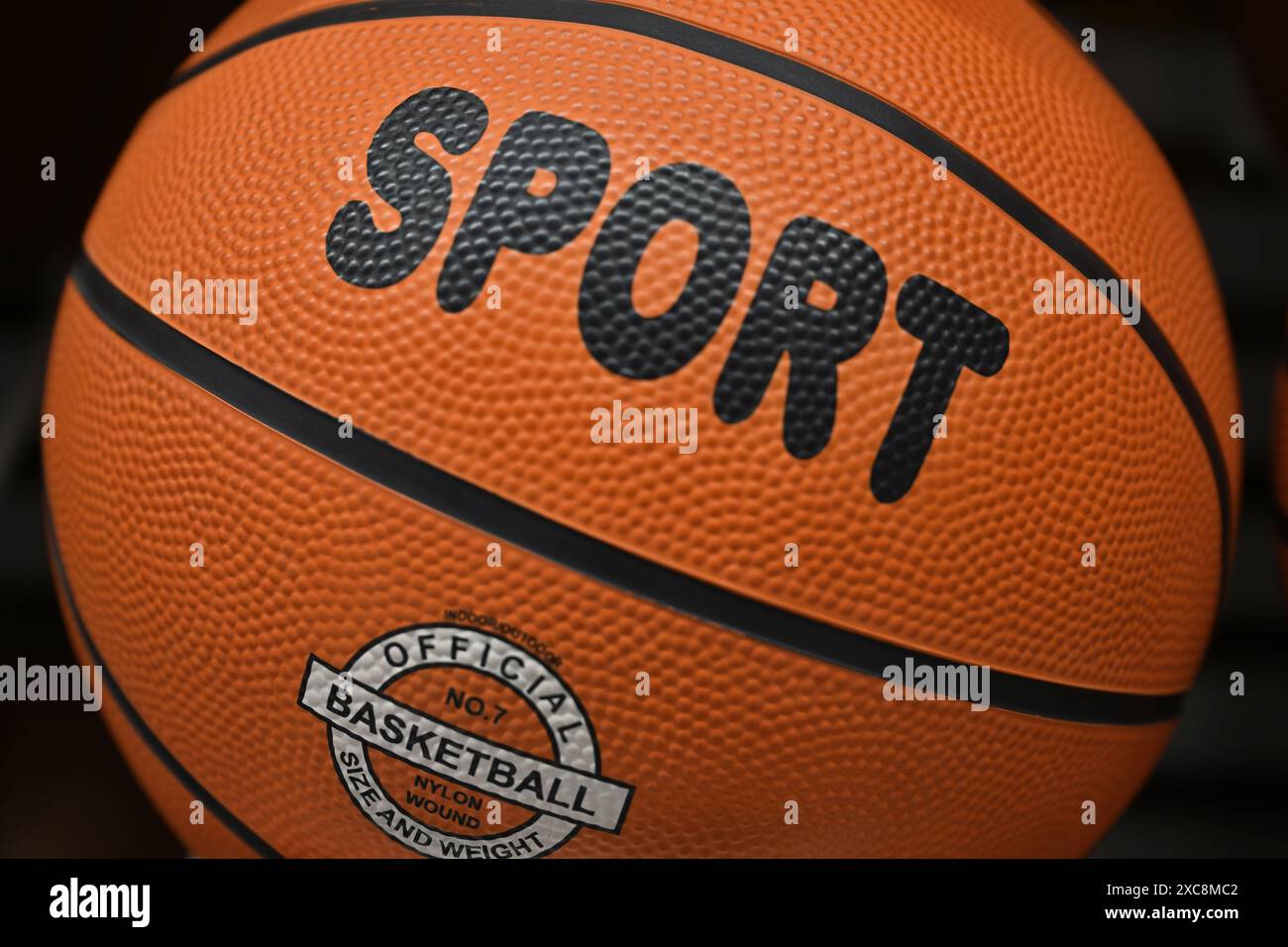 Ballon de basket-ball en gros plan avec le mot “SPORT” Banque D'Images