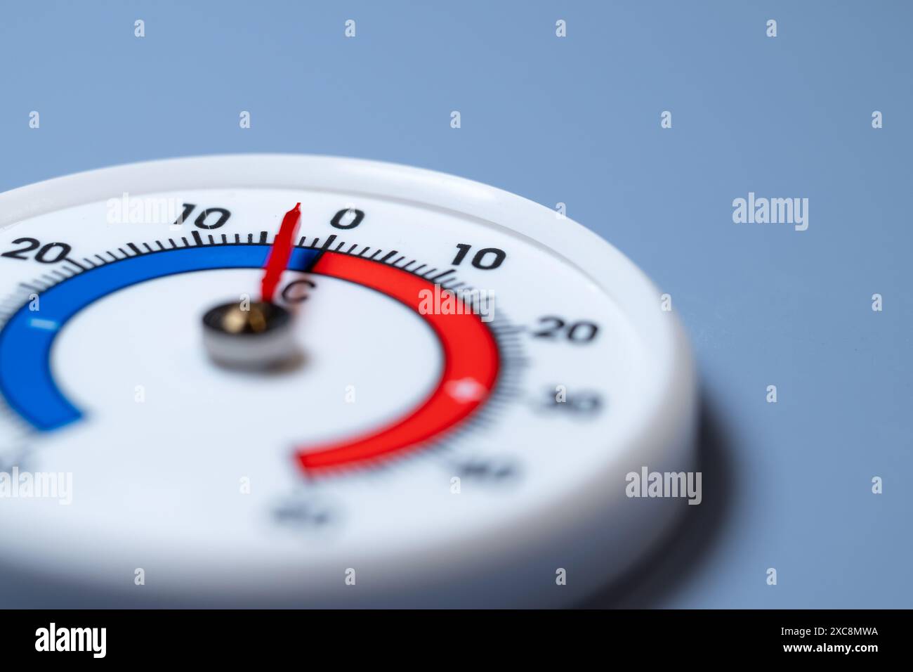 Thermomètre juste en dessous de zéro degré Celsius Banque D'Images