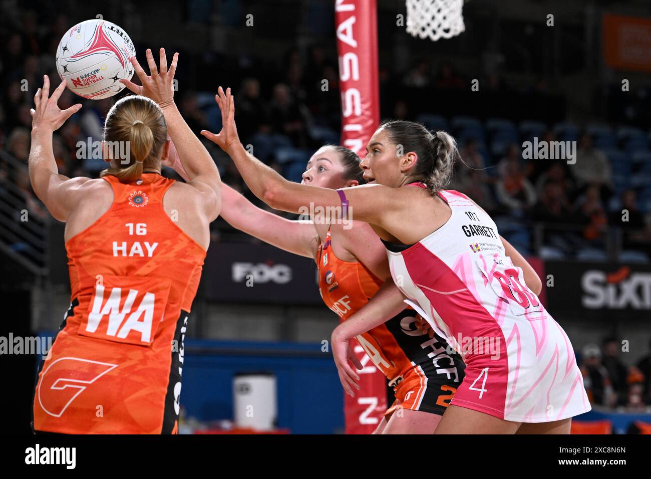 15 juin 2024 ; Ken Rosewall Arena, Sydney, NSW, Australie : Suncorp Super Netball, Giants versus Adelaide Thunderbirds ; elle McDonald des Adelaide Thunderbirds se prépare à bloquer un pass Banque D'Images