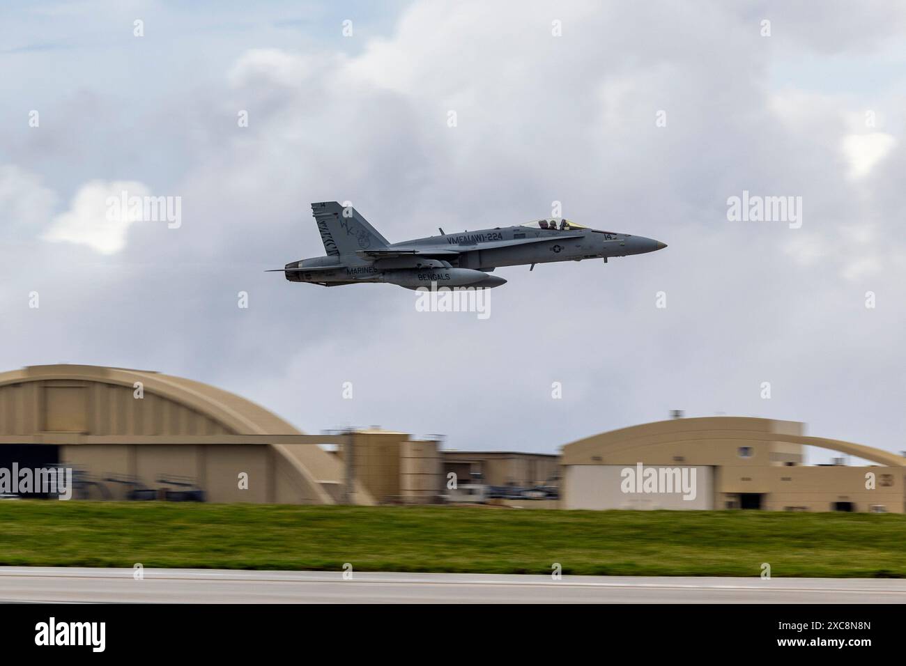 Un avion F/A-18 Hornet du corps des Marines des États-Unis avec le Marine All-Weather Fighter Attack Squadron (VMFA(AW)) 224, Marine Aircraft Group (MAG) 31, 2nd Marine Banque D'Images