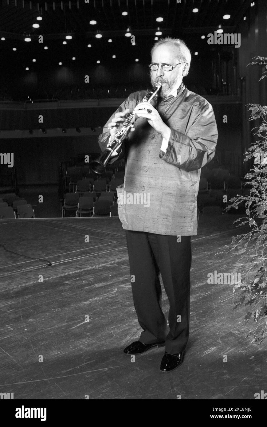 Giora Feidman Musiker 11/96 thg Giora Feidman AM 20. Novembre 1996 in der Stadthalle Osnabrück Argentinier argentinischer Mann Musiker Klarinette Klarinettist Klezmer King of König des jüdische jüdisch Volksmusik Folk Weltmusik musicien juif argentin hoch ganz stehend freistellbar spielend Auftritt Konzert Bühne Konzerthalle Konzerthaus SW *** Giora Feidman musicien 11 96 Thg Giora Feidman le 20 novembre, 1996 dans la Stadthalle Osnabrück argentin argentin homme argentin musicien clarinette clarinettiste klezmer roi du roi de la musique folklorique juive musique folklorique musique du monde musicien juif argentin Banque D'Images