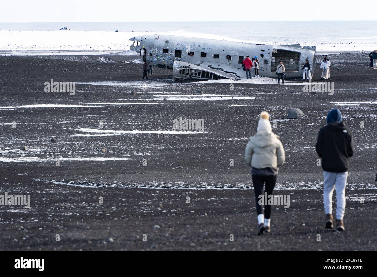 Le DC plane abandonné sur la plage de Solheimasandur est une destination incontournable pour tous ceux qui explorent les paysages accidentés et les plages magnifiques de l'Islande. Banque D'Images