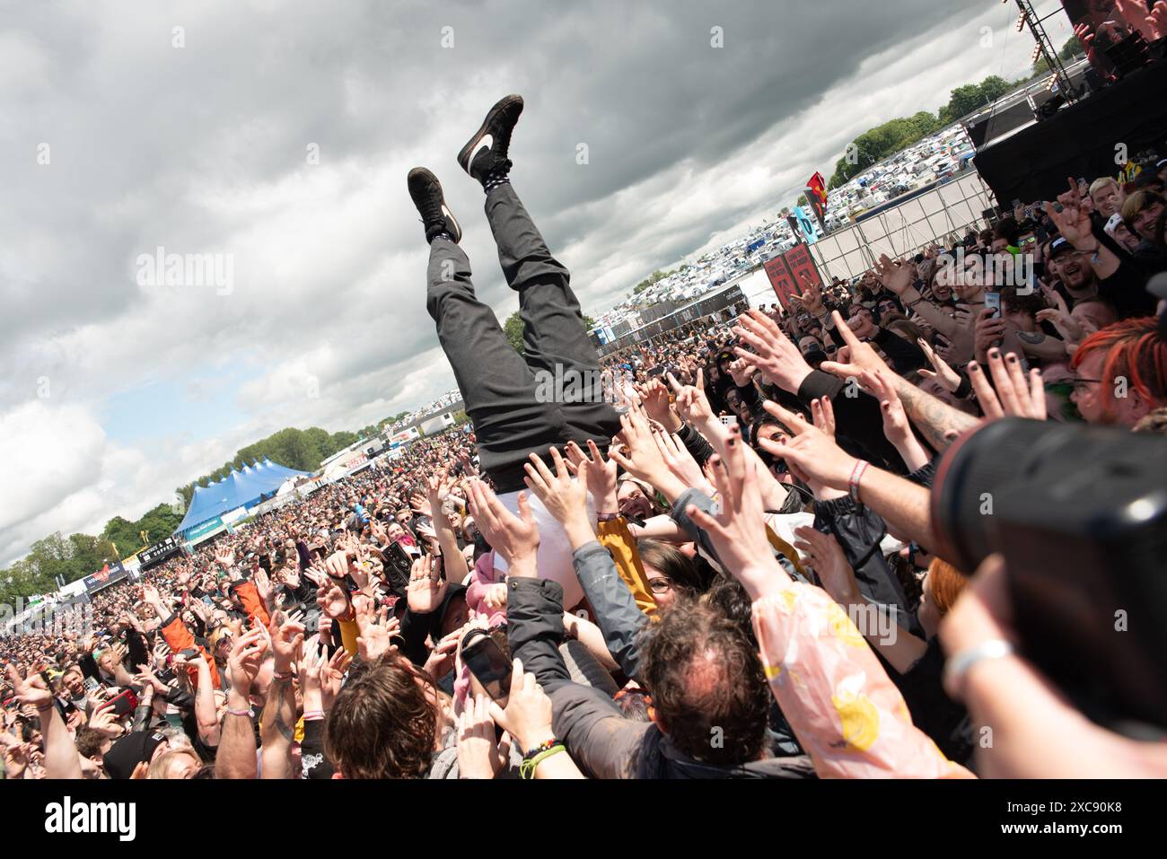 Donington, Royaume-Uni. 14 juin 2024. Frank carter secoue la foule sur la scène principale alors que la pluie diminue au Download Festival. Cristina Massei/Alamy nouvelles en direct Banque D'Images