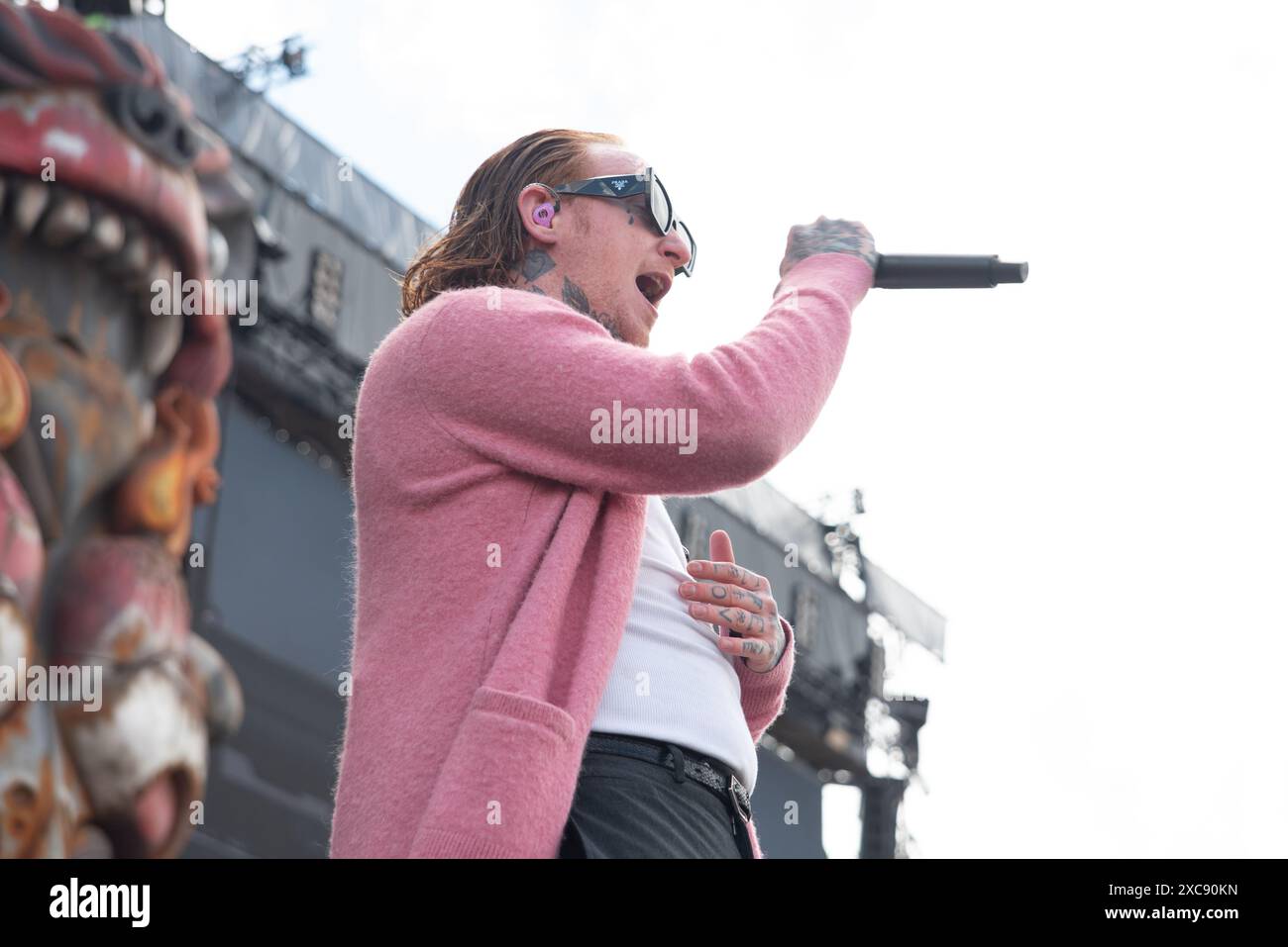 Donington, Royaume-Uni. 14 juin 2024. Frank carter secoue la foule sur la scène principale alors que la pluie diminue au Download Festival. Cristina Massei/Alamy nouvelles en direct Banque D'Images