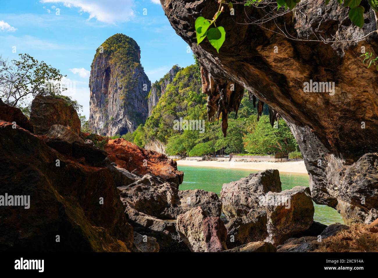 Plage de la grotte de Phra Nang sur la péninsule de Railay dans la province de Krabi, Thaïlande Banque D'Images