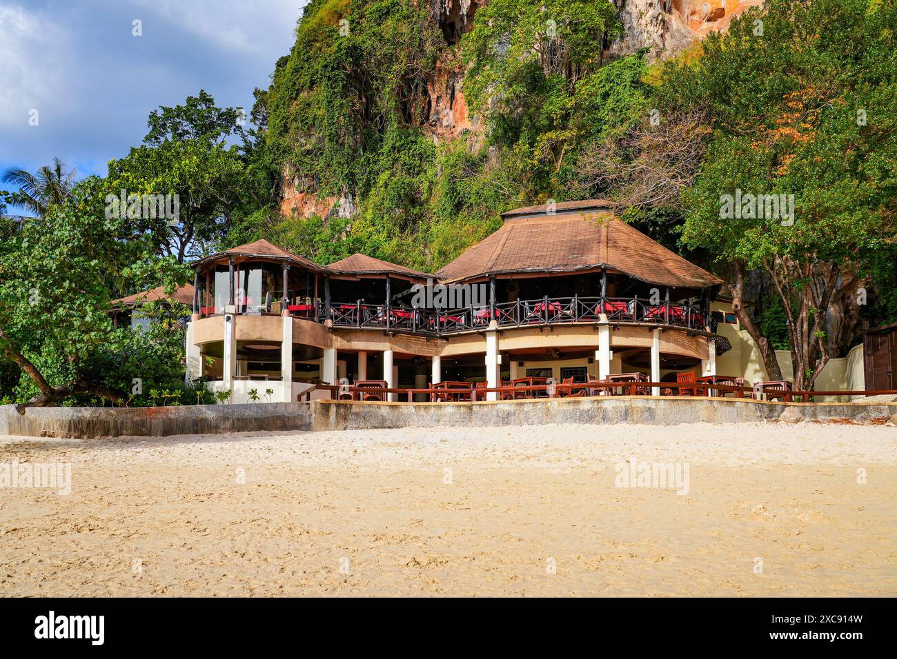 Restaurant dans le sable de Phra Nang Cave Beach sur la péninsule de Railay dans la province de Krabi, Thaïlande Banque D'Images