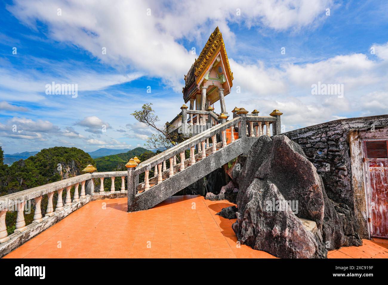 Pagode perchée du temple Wat Tham Suea aka Tiger Cave de Krabi dans le sud de la Thaïlande Banque D'Images