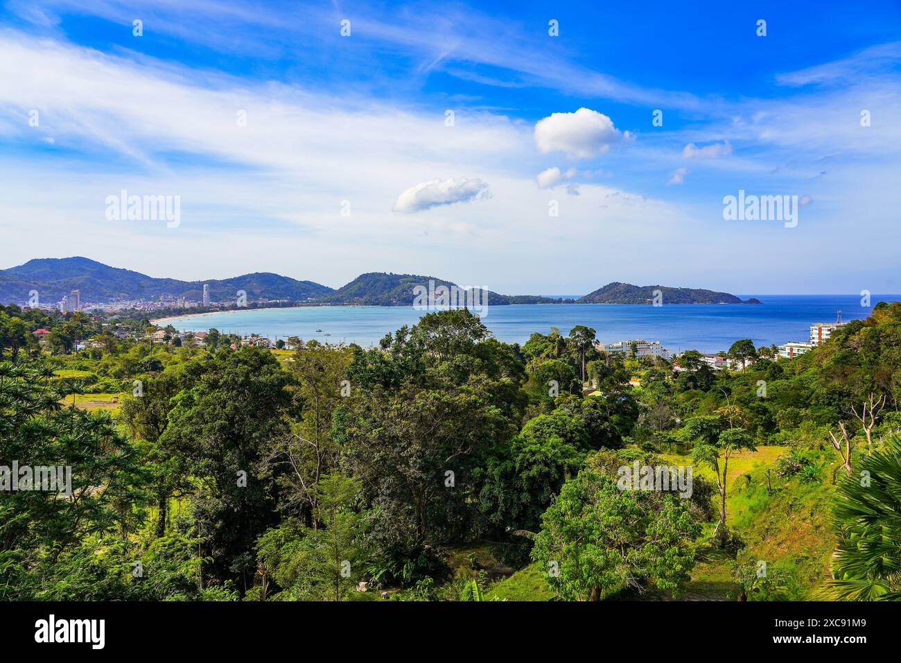 Vue panoramique de Patong Beach depuis les collines de Kalim sur l'île de Phuket dans le sud de la Thaïlande, Asie du Sud-est Banque D'Images