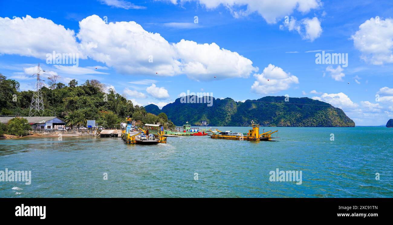 Bateaux de ferry amarrés à l'embarcadère de Hua Hin sur Ko Lanta Noi avant de traverser vers l'île de Ko Lanta Yai dans la mer d'Andaman, province de Krabi, Thaïlande Banque D'Images