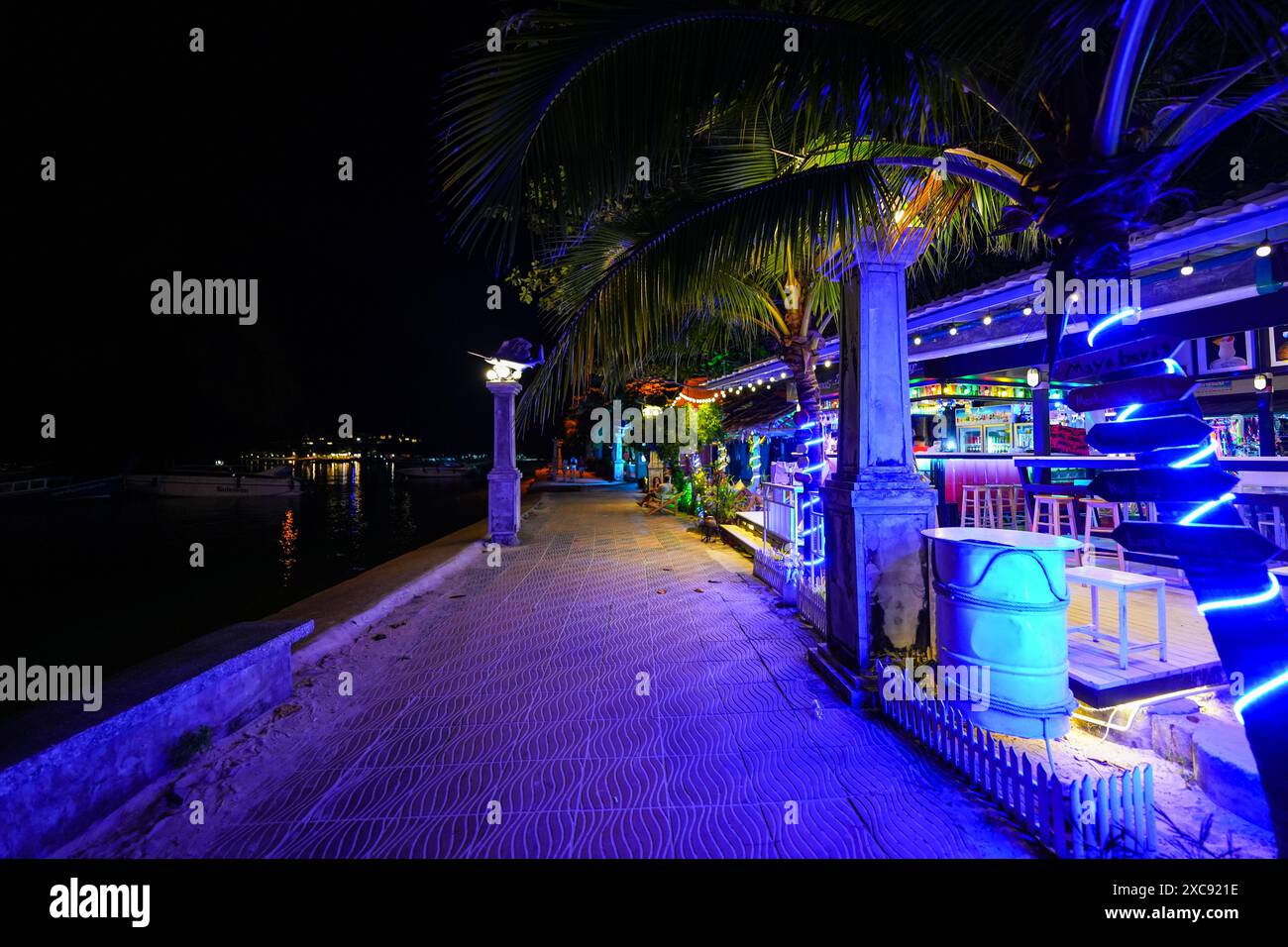Restaurant en bord de mer sur la promenade de la plage de ton SAI sur l'île de Koh Phi Phi la nuit, province de Krabi, Thaïlande Banque D'Images